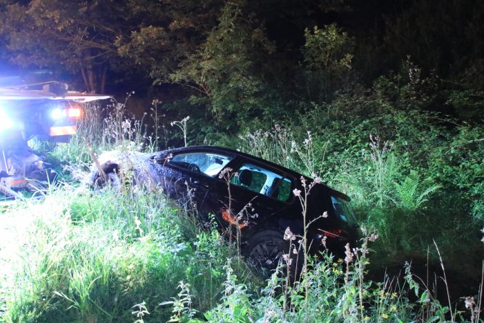 Auto belandt in de sloot na stuurcorrectie