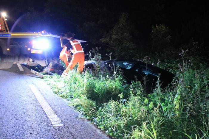 Auto belandt in de sloot na stuurcorrectie