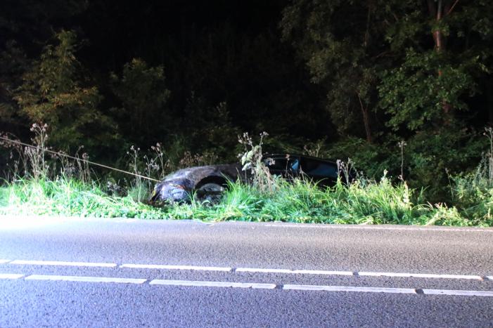Auto belandt in de sloot na stuurcorrectie