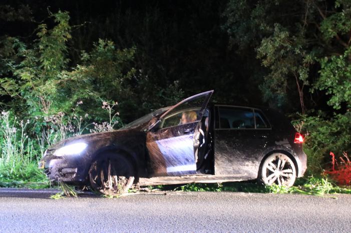 Auto belandt in de sloot na stuurcorrectie