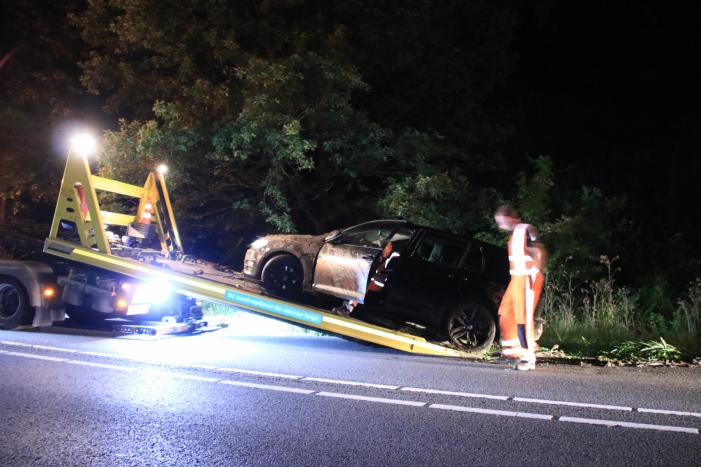 Auto belandt in de sloot na stuurcorrectie