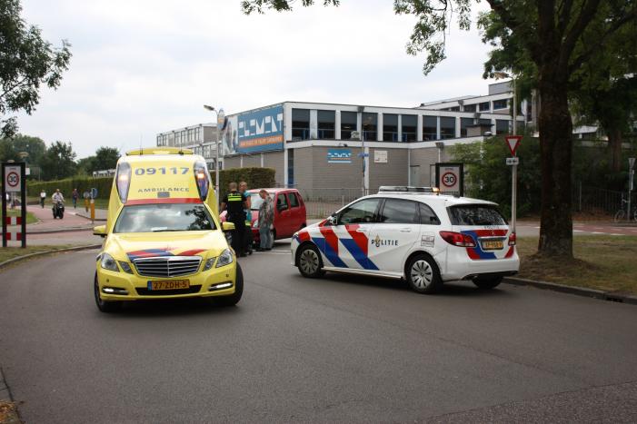 Man gewond na aanrijding met auto
