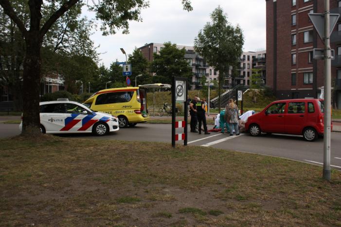 Man gewond na aanrijding met auto