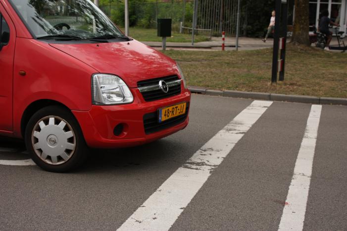 Man gewond na aanrijding met auto