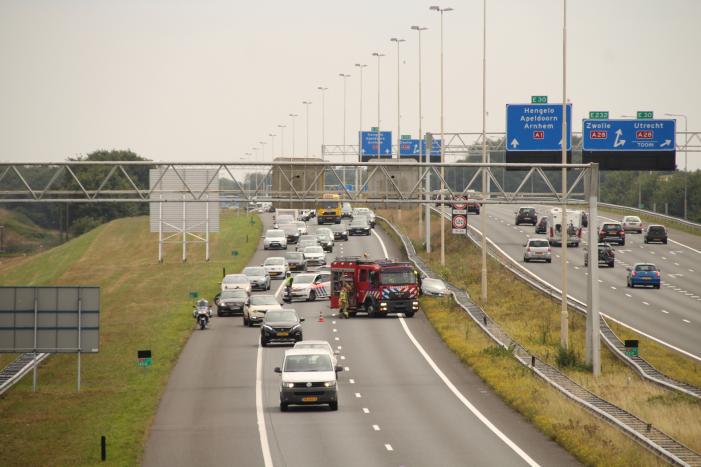 Auto crasht in vangrail