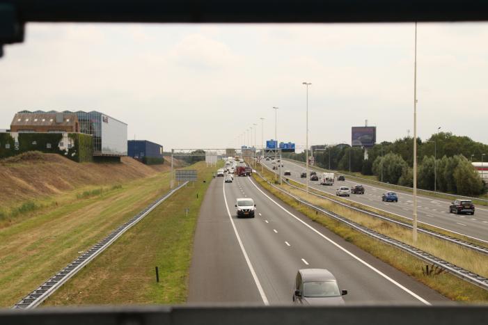 Auto crasht in vangrail