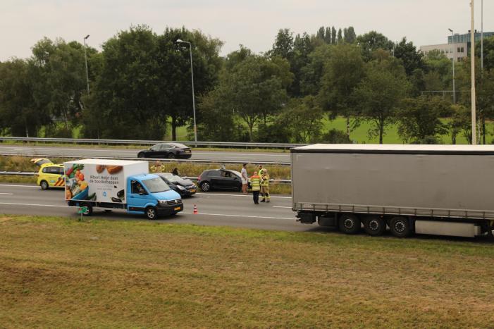 Auto crasht in vangrail