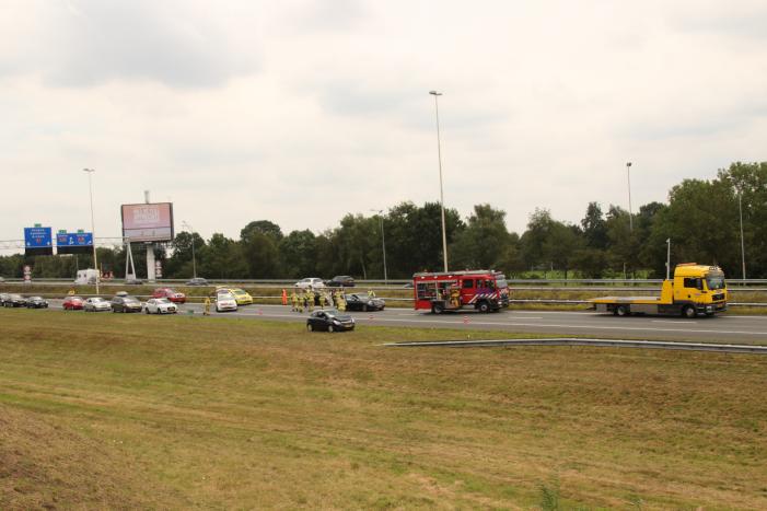 Auto crasht in vangrail
