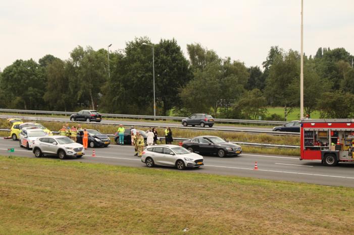 Auto crasht in vangrail