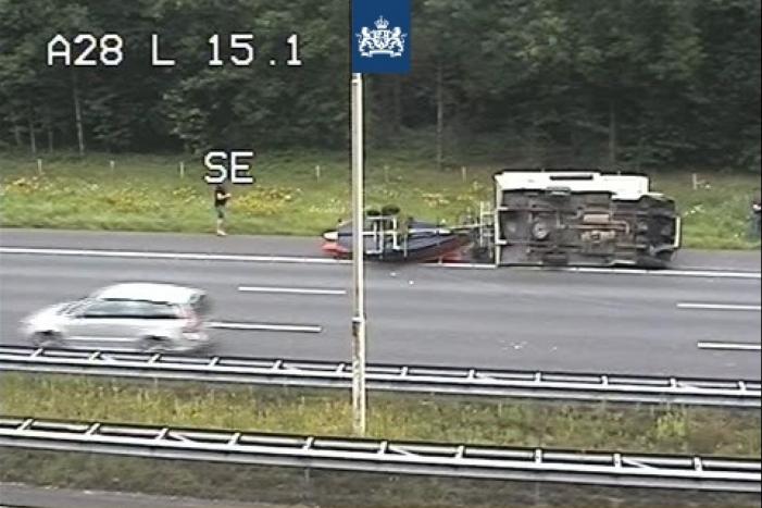 Belgische camper met boot op aanhanger gekanteld op snelweg