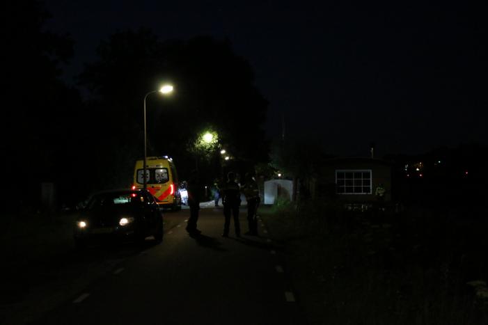 Peperdure Porsche belandt in de vaart na ontwijken van een dier