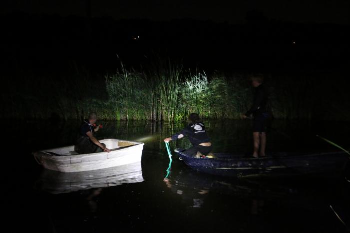 Peperdure Porsche belandt in de vaart na ontwijken van een dier