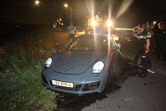 Peperdure Porsche belandt in de vaart na ontwijken van een dier