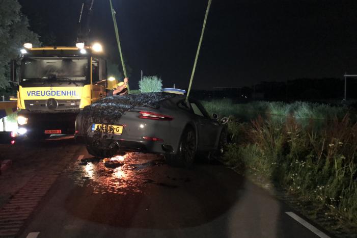 Peperdure Porsche belandt in de vaart na ontwijken van een dier