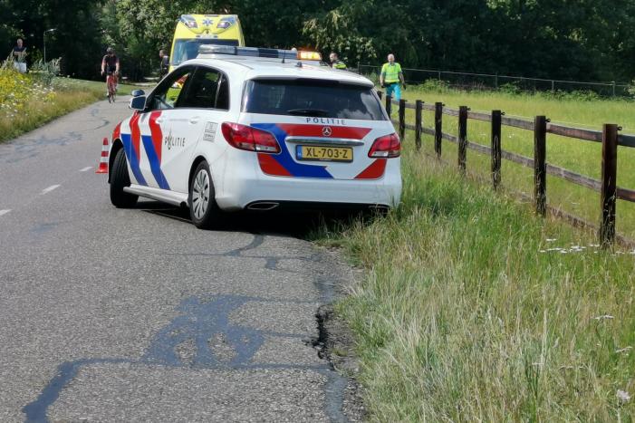 Motorrijder gaat onderuit en belandt in hekwerk
