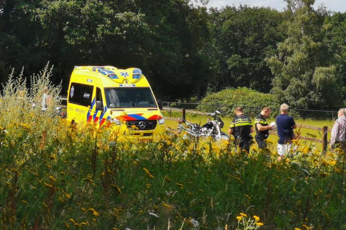 Motorrijder gaat onderuit en belandt in hekwerk