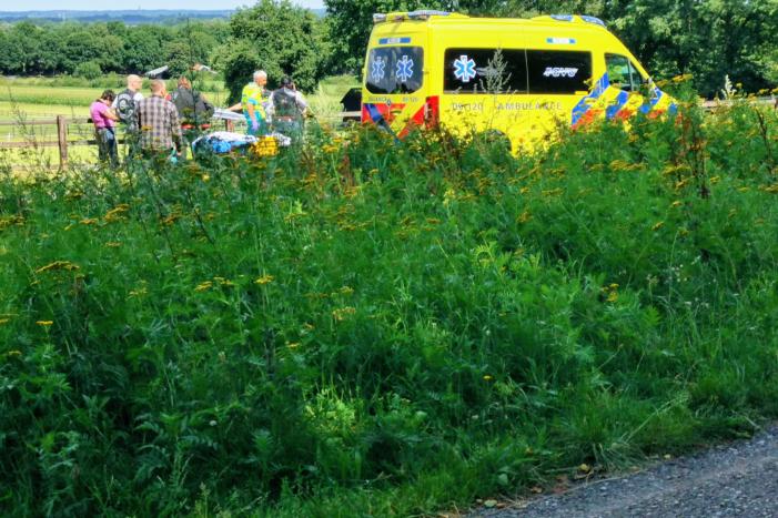 Motorrijder gaat onderuit en belandt in hekwerk