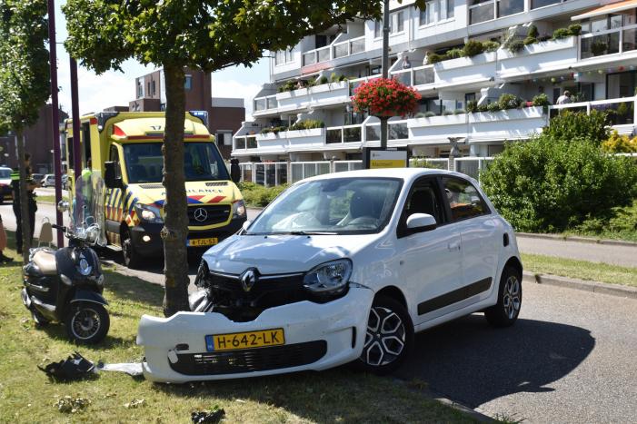 Auto raakt van de weg en knalt vol op boom