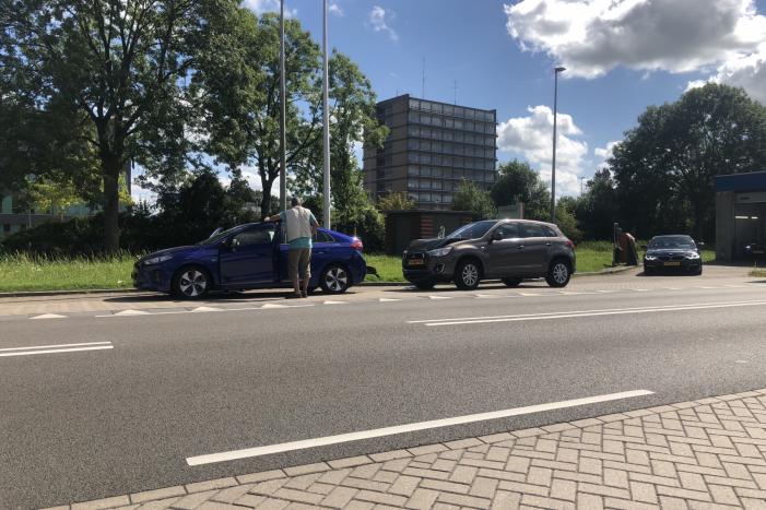 Twee voertuigen lopen flinke schade op bij kop-staartbotsing