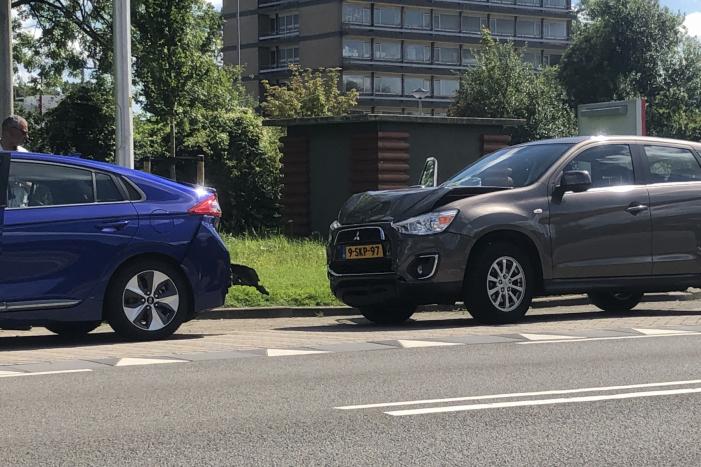 Twee voertuigen lopen flinke schade op bij kop-staartbotsing