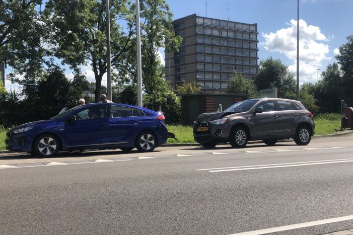 Twee voertuigen lopen flinke schade op bij kop-staartbotsing