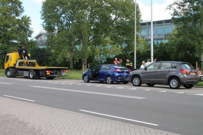 Twee voertuigen lopen flinke schade op bij kop-staartbotsing