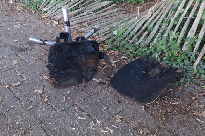 Huisraad en afval in brand gestoken