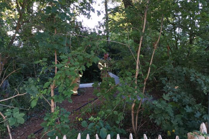 Huisraad en afval in brand gestoken