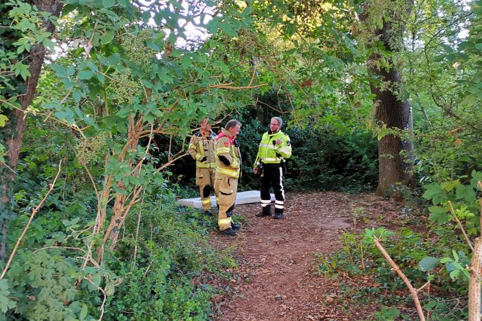 Huisraad en afval in brand gestoken