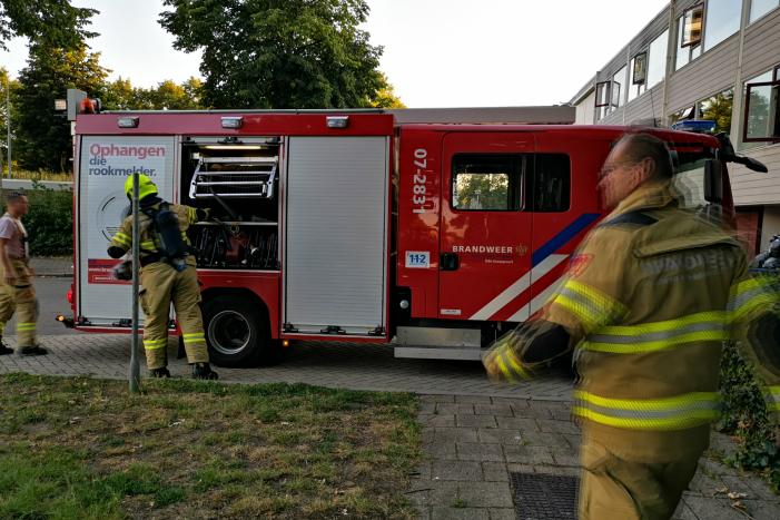 Huisraad en afval in brand gestoken