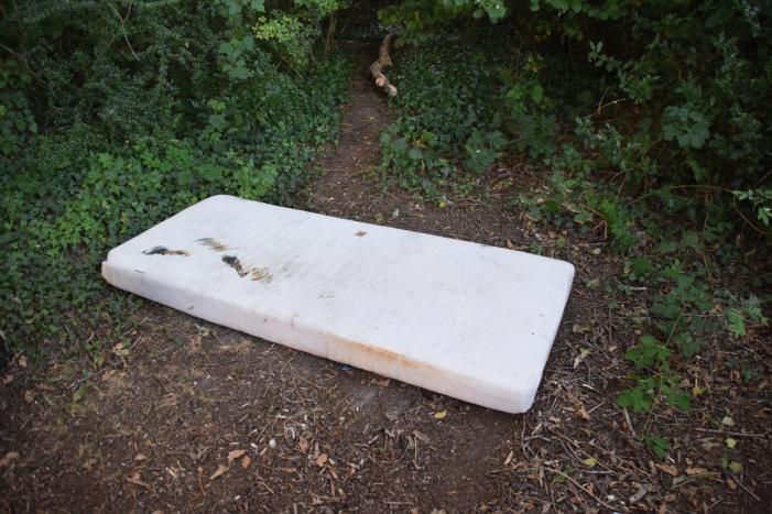 Huisraad en afval in brand gestoken