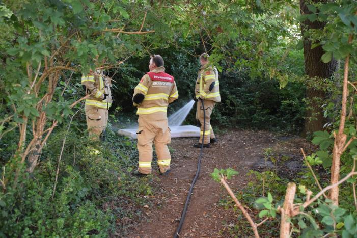 Huisraad en afval in brand gestoken