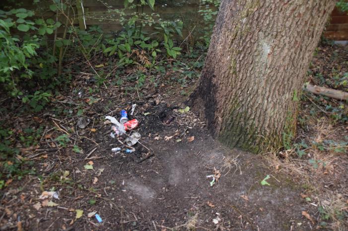 Huisraad en afval in brand gestoken