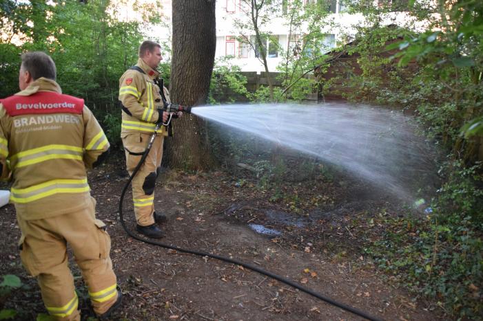 Huisraad en afval in brand gestoken