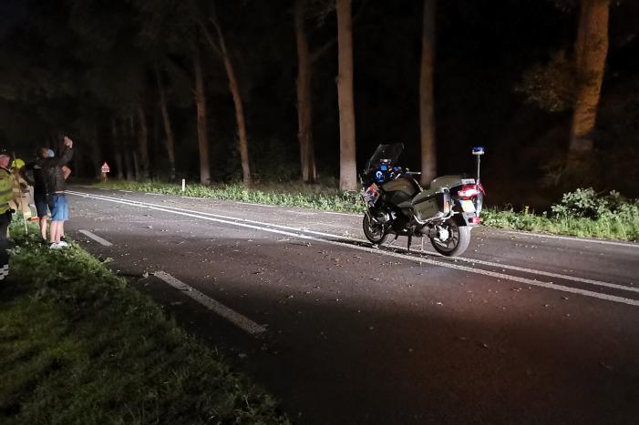 Auto's beschadigd nadat ze op afgebroken tak botsen