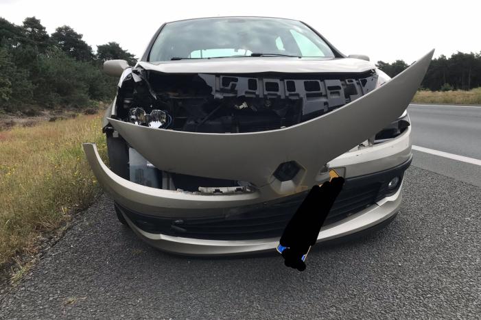 Auto flink beschadigd na aanrijding met een ree