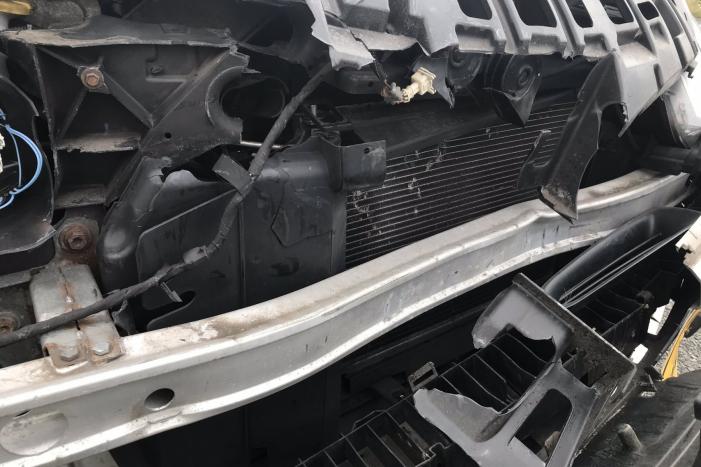 Auto flink beschadigd na aanrijding met een ree