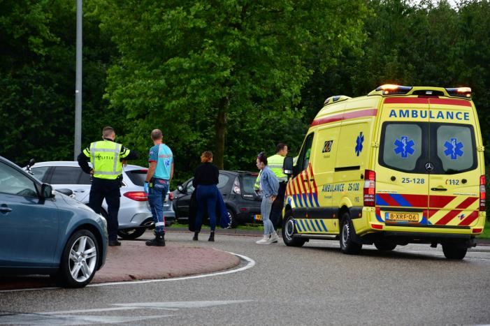 Brommerrijder gewond bij verkeersongeval op rotonde