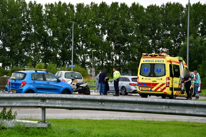 Brommerrijder gewond bij verkeersongeval op rotonde