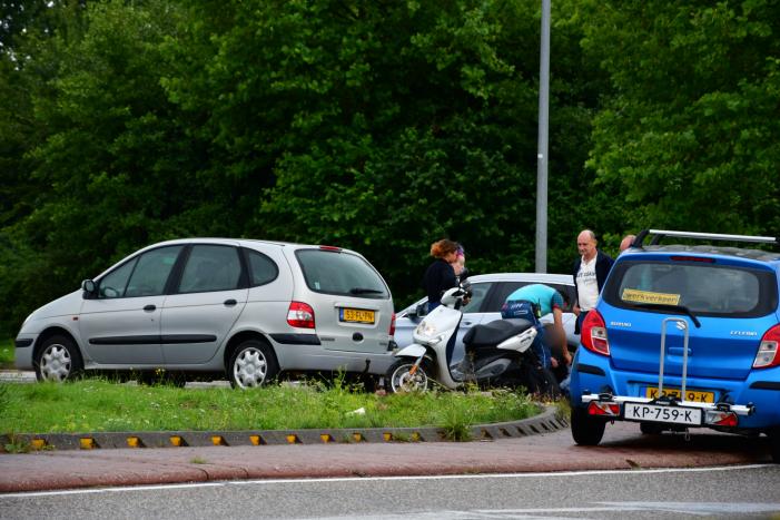 Brommerrijder gewond bij verkeersongeval op rotonde