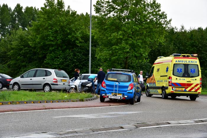 Brommerrijder gewond bij verkeersongeval op rotonde
