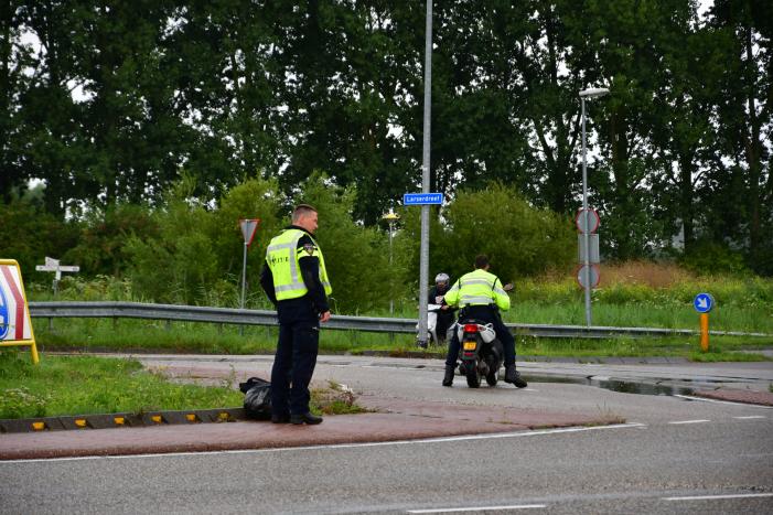 Brommerrijder gewond bij verkeersongeval op rotonde
