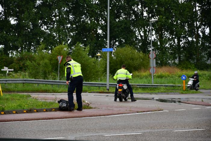 Brommerrijder gewond bij verkeersongeval op rotonde