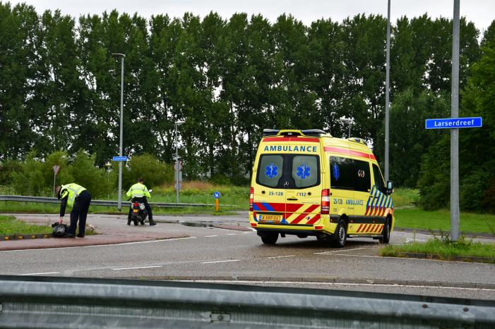Brommerrijder gewond bij verkeersongeval op rotonde