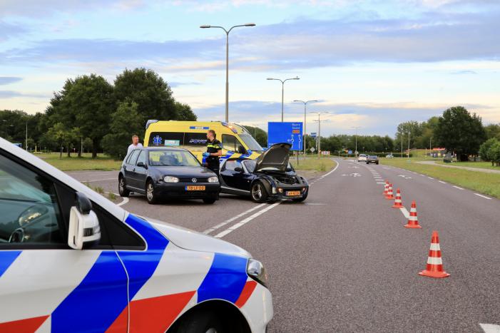 Twee auto's botsen na keeractie