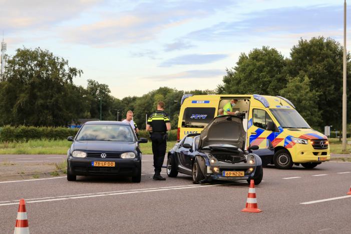 Twee auto's botsen na keeractie