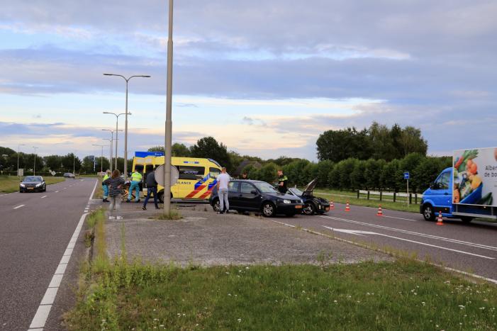 Twee auto's botsen na keeractie
