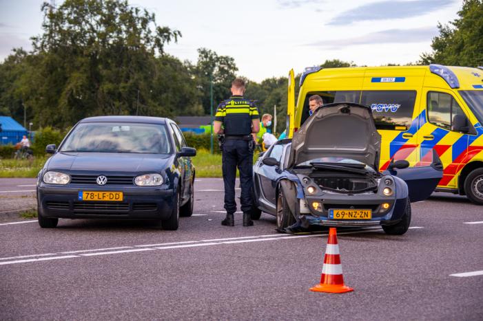 Twee auto's botsen na keeractie
