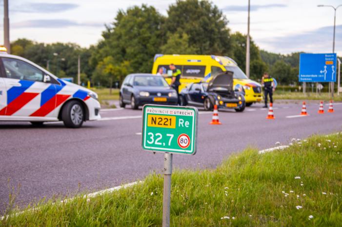Twee auto's botsen na keeractie