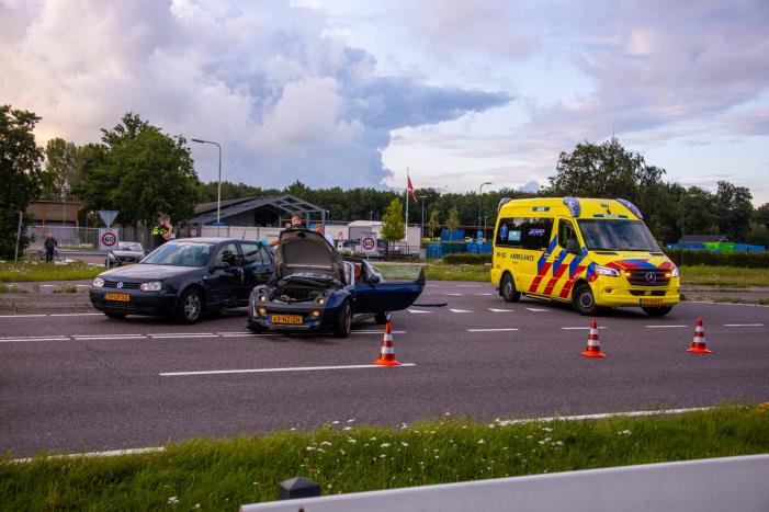 Twee auto's botsen na keeractie